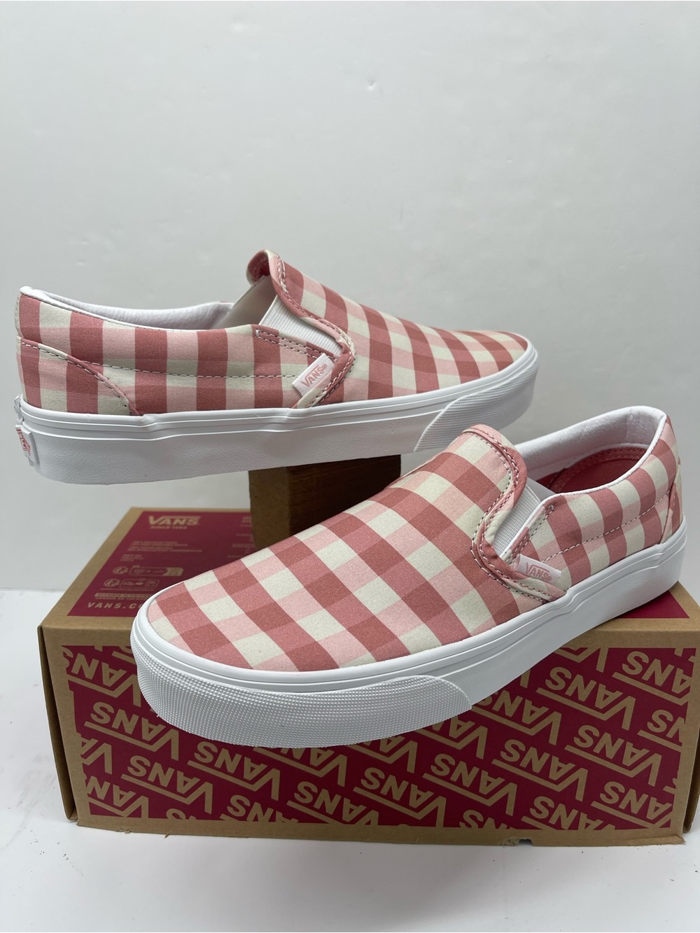 Vans WMNS Classic Slip-On (Gingham) Rosette/True White
VN000XG8B06 Sneakers - Picture 9 of 16